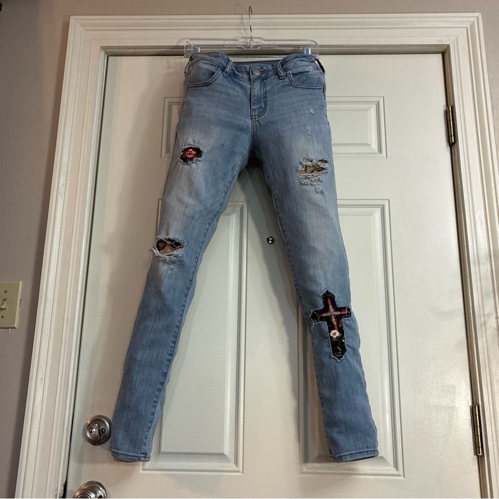 Women’s American Eagle Distressed Jeans w/ Hand-Sewn Cross/Rose Patches, W30 - Picture 7 of 14